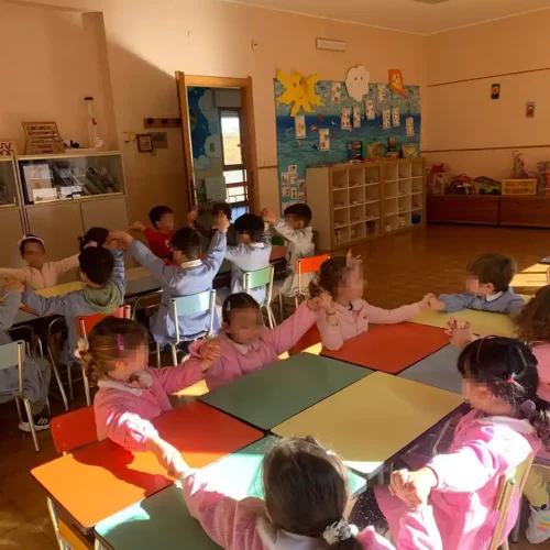 Bambini partecipano a un'attività di gruppo in una delle aule della Scuola dell'Infanzia Provvidenza Sacro Cuore.