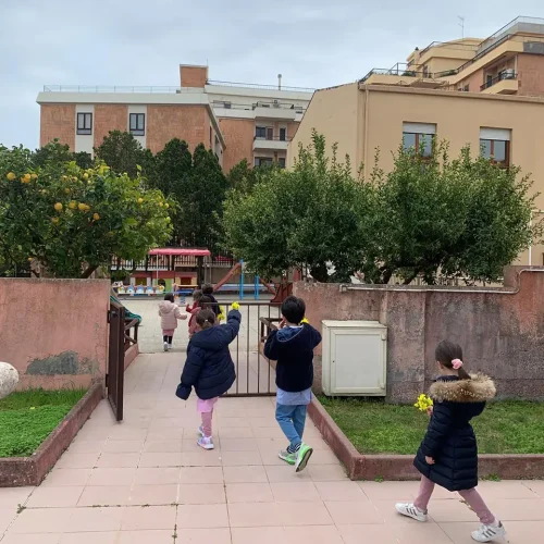 uno scorcio dell'enorme giardino della scuola